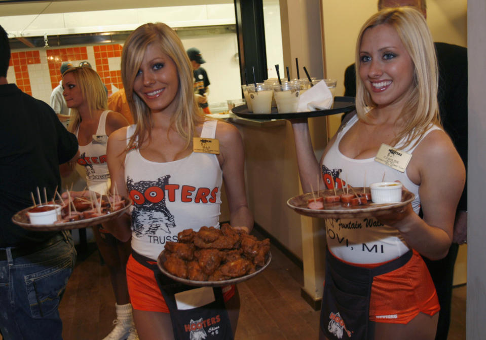 Waitresses serve food and beverages at the opening celebration of the first Israeli branch of Hooters Restaurants in Netanya, near Tel Aviv November 27, 2007. Picture taken November 27, 2007. REUTERS/Gil Cohen Magen (ISRAEL)