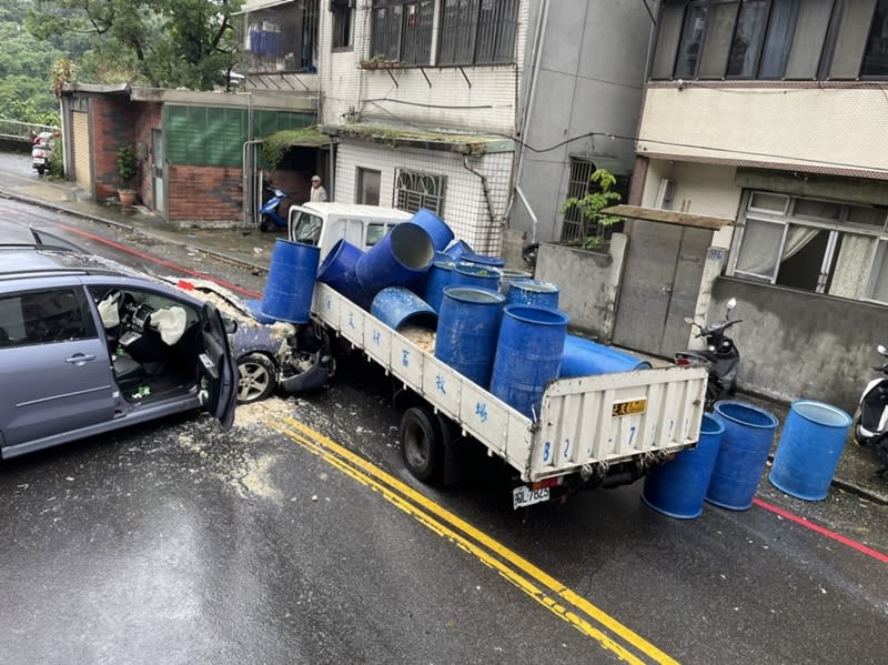 基隆市東光路下坡路段13日上午近11時發生休旅車和貨車擦撞事故，貨車上10餘桶廚餘打翻臭氣四散，共有4人受傷送醫。（中央社）
