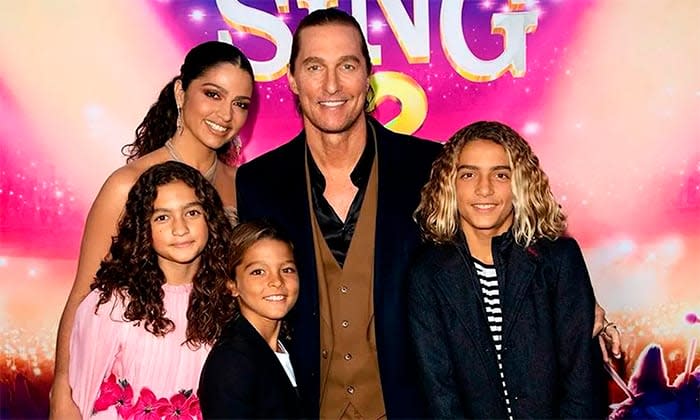 Camila Alves y Matthew McConaughey con sus tres hijos en un estreno