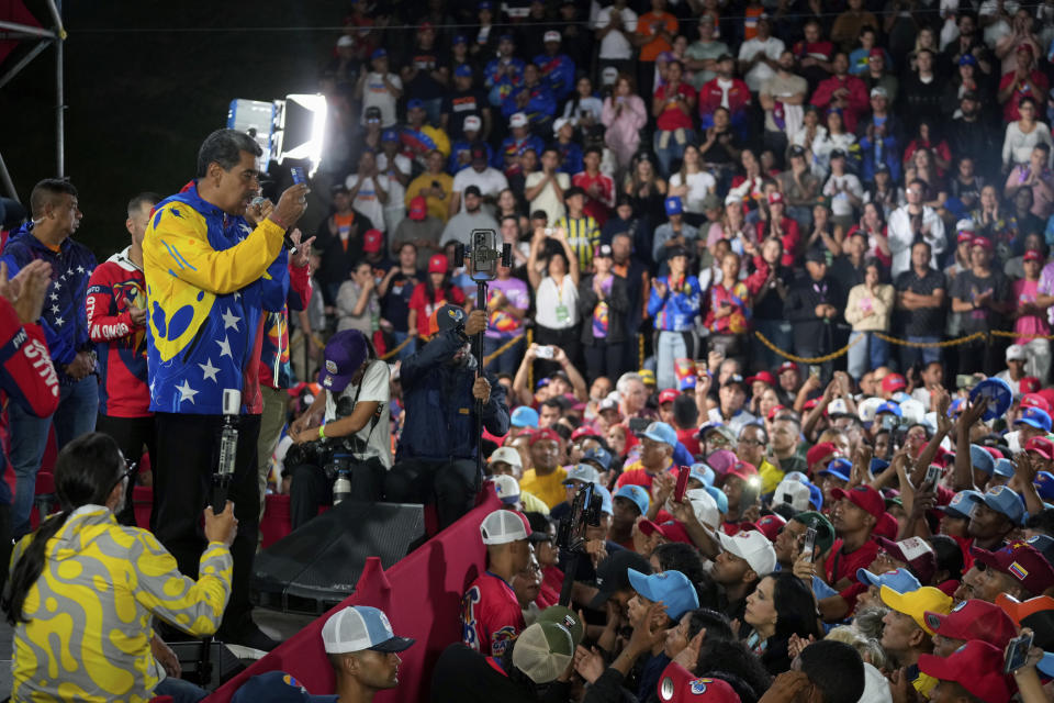 El presidente Nicolás Maduro se dirige a sus partidarios reunidos frente al palacio presidencial de Miraflores después de que las autoridades electorales lo declararan ganador de las elecciones presidenciales en Caracas, Venezuela, el lunes 29 de julio de 2024. (AP Foto/Fernando Vergara)