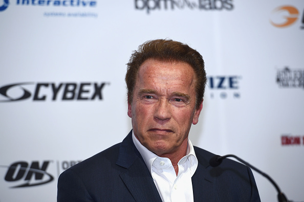 Mientras Arnold Schwarzenegger se encontraba de vacaciones en Hawái, él tuvo la oportunidad de ser el héroe que tantas veces ha interpretado al rescatar a un hombre que se encontraba atrapado en una corriente. Él acudió al hombre, lo subió a una tabla boogie y lo arrastró hasta la orilla. Getty