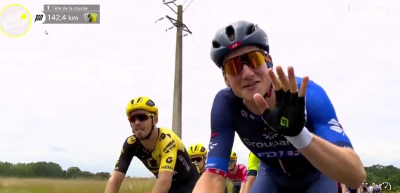 Stefan Kung de Groupama FDJ et Adrien Petit d’ Intermarché Circus Wanty ont eu le temps de plaisanter, ce mardi 4 juillet, lors de la quatrième du Tour de France.