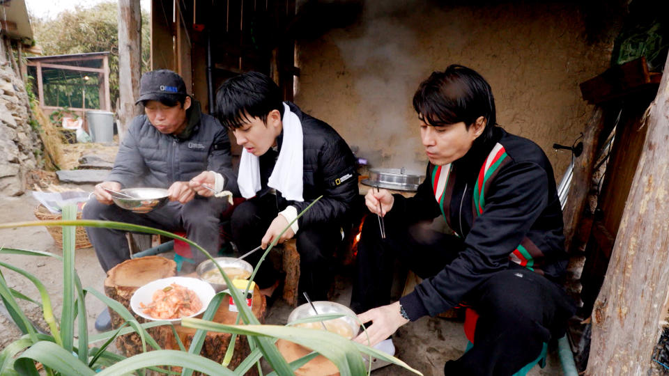 ▲三人雨中狼狽用餐，孫浩俊 (中) 險被火燒屁股。