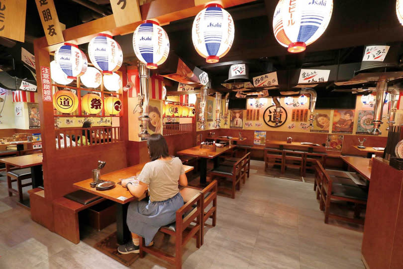 「まるみち丸道燒肉台北店」日式居酒屋般的裝潢與氛圍，讓人走進店裡就像一秒到日本。（圖／于魯光攝）