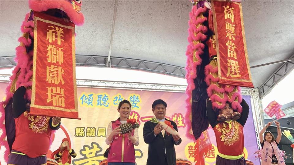 員山鄉長張宜樺（右）與妻子、候選人黃雯如（左）一同上台致詞。（吳佩蓉攝）