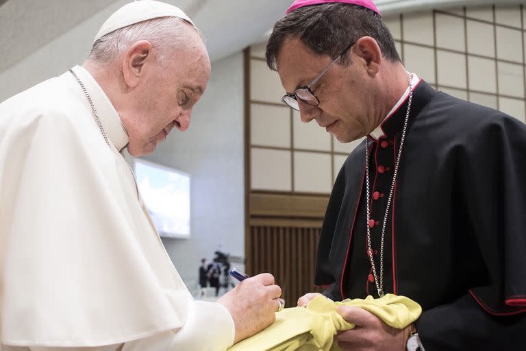 El Papa Francisco firma la camiseta para Lionel Messi