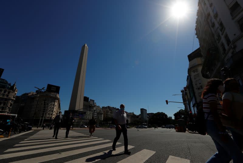 Transeúntes caminan cerca del Obelisco en Buenos Aires