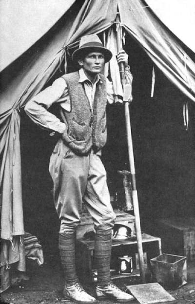 Foto de Hiram Bingham III en la puerta de su tienda cerca de Machu Picchu en 1912. <a href="https://commons.wikimedia.org/wiki/File:Hiram_Bingham_III_at_his_tent_door_near_Machu_Picchu_in_1912.jpg" rel="nofollow noopener" target="_blank" data-ylk="slk:Wikimedia Commons;elm:context_link;itc:0;sec:content-canvas" class="link ">Wikimedia Commons</a>