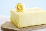 <p>Butter erlebte in diesem Jahr einen Preisanstieg der Extraklasse. Für eine 250-Gramm-Packung Deutsche Markenbutter mussten Verbraucher den Rekordpreis von 1,99 Euro zahlen. Der höchste Stand seit der Nachkriegszeit! Im April lag der Preis noch bei 1,19 Euro. Sinkende Produktion und steigende Nachfrage sind nur einige Gründe, die zu dieser Kostenexplosion führten. </p>