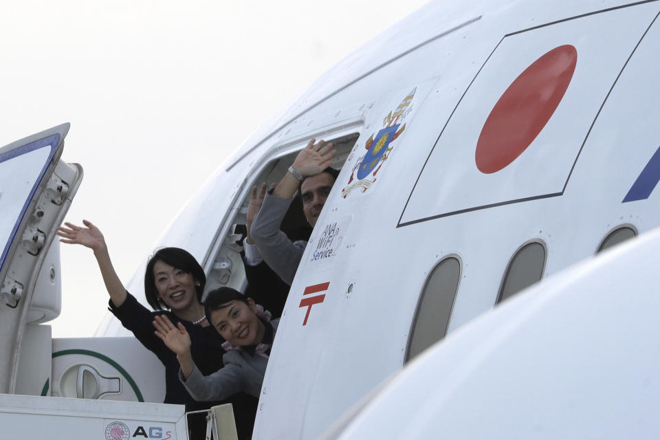 Flight attendants greet Pope Francis after he boarded off the airplane at the end of his apostolic trip to Thailand and Japan, at Rome's Fiumicino International airport, Tuesday, NoV. 26, 2019. (AP Photo/Gregorio Borgia)