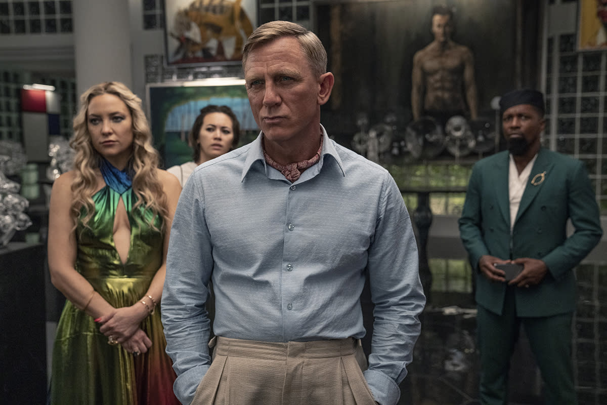 Puñales por la espalda: El misterio de Glass Onion (2022). De izquierda a derecha, Kate Hudson como Birdie, Jessica Henwick como Peg, Daniel Craig como el dective Benoit Blanc y Leslie Odom Jr. como Lionel (Foto: John Wilson/Netflix © 2022)