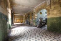 <p>An interior view of the rooms of an abandoned hospital which treated Adolf Hitler. (Roman Robroek/Caters News)</p>