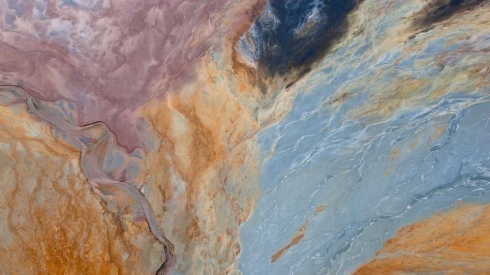 力拓鐵礦，礦石與水混合之後的絢爛色彩，彷彿覆蓋地面的巨幅水彩畫