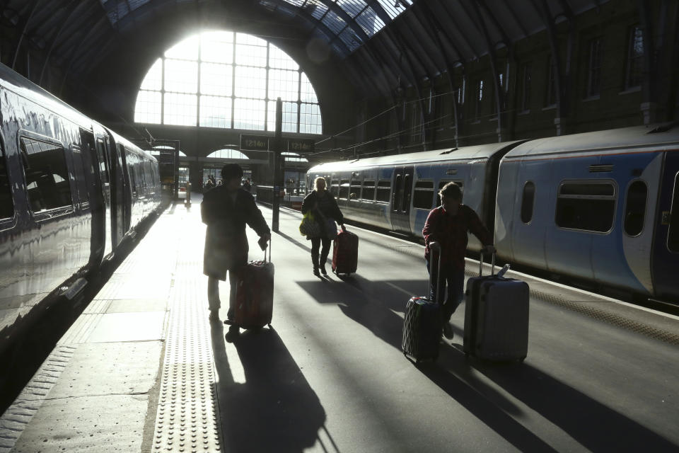 Passengers walk along a platform at King's Cross station in London January 2, 2015. Rail fares rose on Friday by an average of 2.2% in England and Wales. REUTERS/Paul Hackett   (BRITAIN - Tags: TRANSPORT BUSINESS)