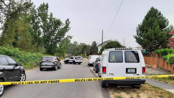 Le département de police de Tacoma enquête après qu'un homme a été retrouvé mort avec une blessure par balle jeudi matin dans le quartier Eastside de la ville.