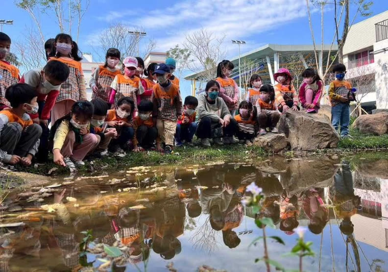 新北光榮國小營造的「野花園Wild garden 生態池」展現出大自然美學。光榮國小提供。