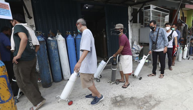 Gente hace fila para rellenar tanques de oxígeno en Yakarta, Indonesia. En medio de una devastadora segunda ola de COVID-19, Indonesia sufre escasez de oxígeno