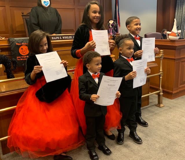 Die Geschwister Marionna, Makayla, Robert, Giovanni und Kiontae fröhlich lachend, nachdem sie von Robert Carter am National Adoption Day adoptiert wurden. (Foto: Robert Carter)