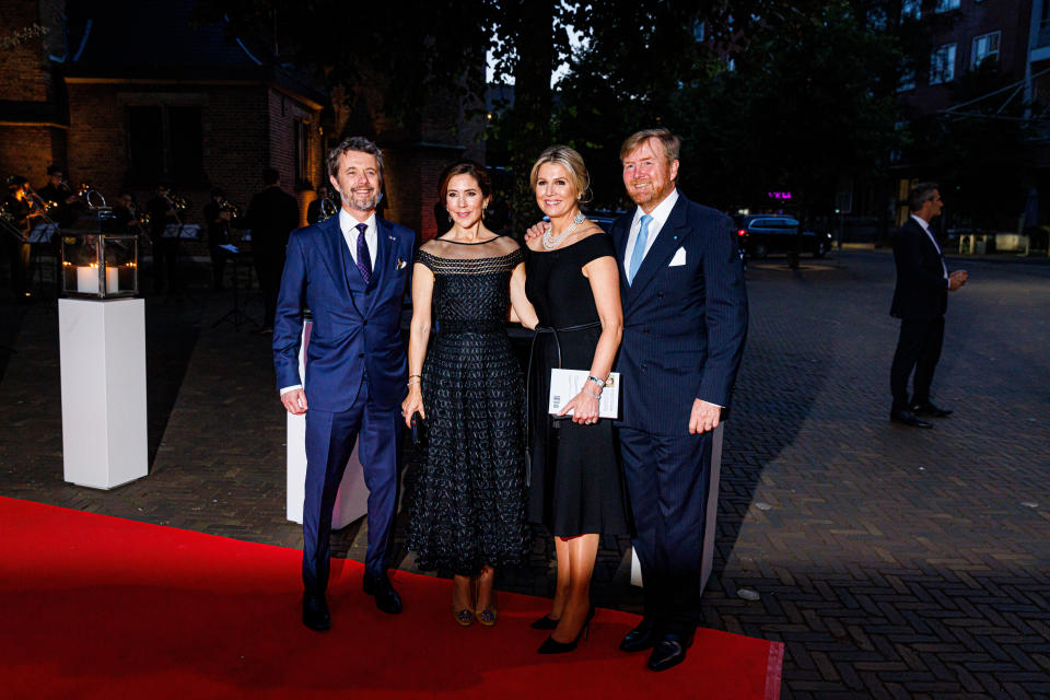 <p>Federico y Mary de Dinamarca están de visita oficial en Países Bajos. El 20 de junio asistieron a una cena organizada por los reyes Guillermo Alejandro y Máxima de Holanda y posaron en la <em>red carpet</em> con los monarcas. (Foto: Patrick van Katwijk / Getty Images)</p> 