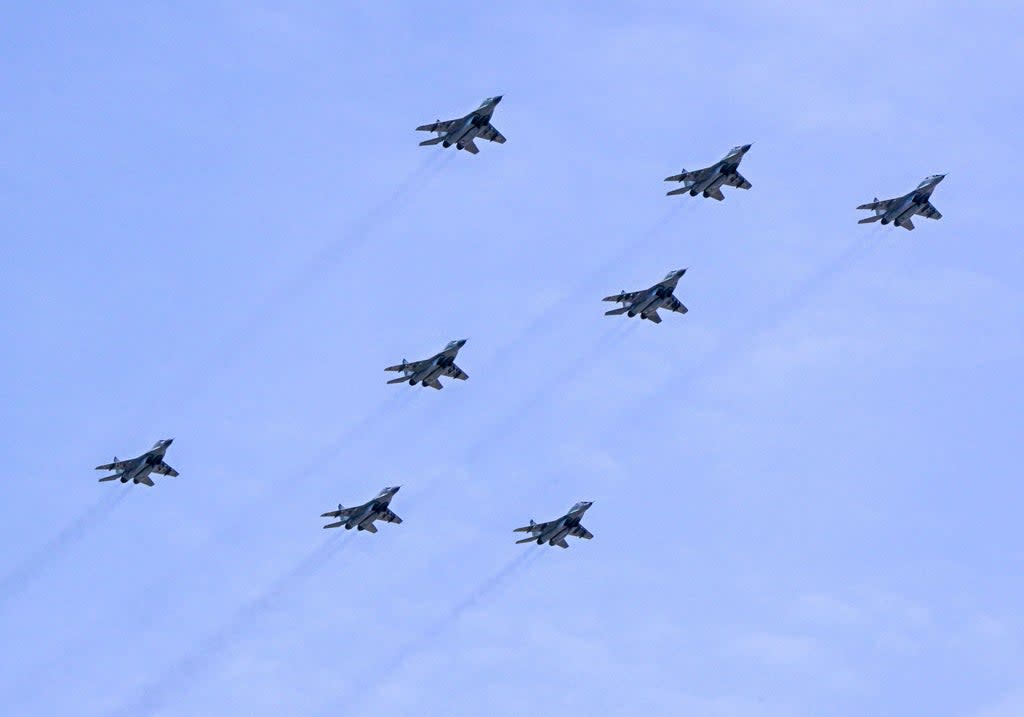 Archivo: Cazas rusos MiG-29SMT formando el símbolo “Z” en el centro de Moscú (AFP via Getty Images)