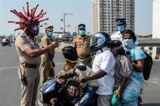 印度警察帶「冠狀病毒安全帽」小朋友見狀嚇傻。（圖／翻攝自臉書）