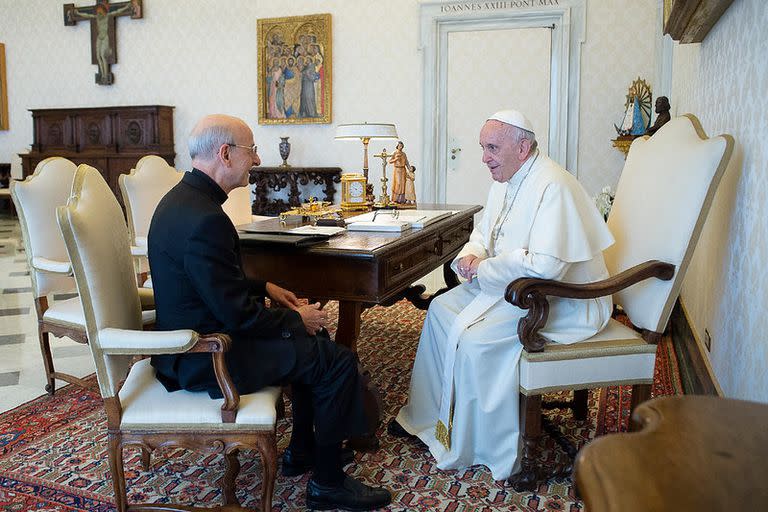 Francisco con el prelado del Opus Dei en el Vaticano