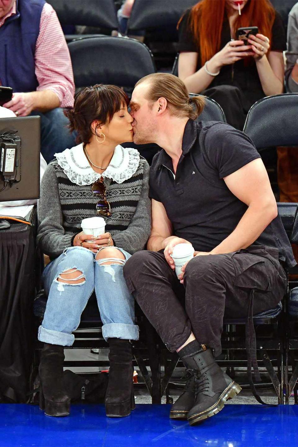 NEW YORK, NY - OCTOBER 18: Lily Allen and David Harbour attend New York Knicks v New Orleans Pelicans preseason game at Madison Square Garden on October 18, 2019 in New York City. (Photo by James Devaney/Getty Images)