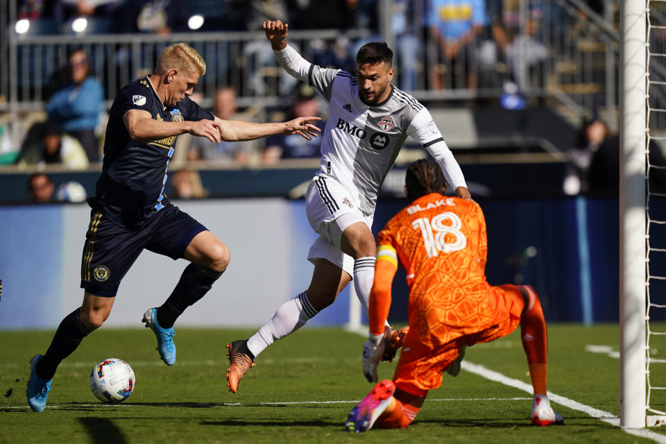 Toronto FC's Jesús Jiménez, center, cannot get a shot past Philadelphia Union's Jakob Glesnes, left, and Andre Blake during the first half of an MLS soccer match, Sunday, Oct. 9, 2022, in Chester, Pa. (AP Photo/Matt Slocum)