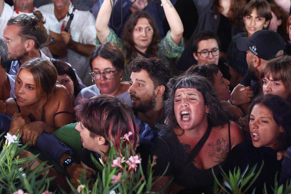 Manifestantes protestan en Venecia.