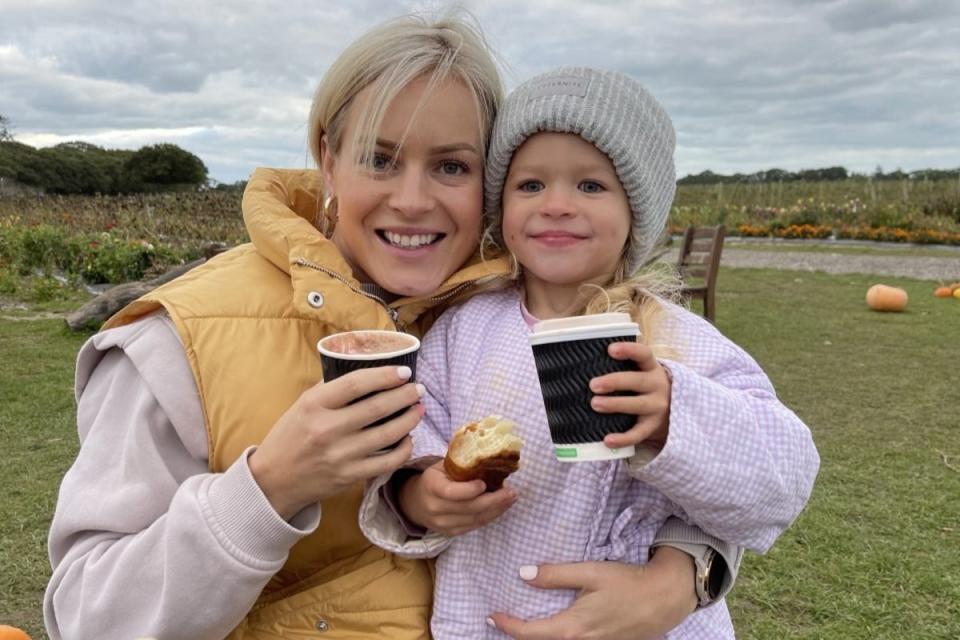 Abbie y su hija de cuatro años ahora están instaladas en una cochera alquilada cerca de Poundbury (Folleto)