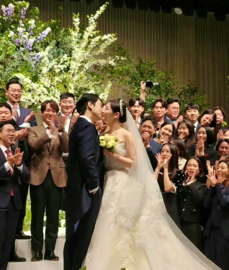 與金妍兒是至親好友的鄭秀晶Krystal也受邀出席婚禮