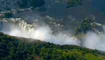 Mosi-oa-Tunya, que, traducido de los dialectos tribales de la zona seria "el humo que truena", es el nombre que los nativos dan a estas cataratas. (Photo: Getty Images)