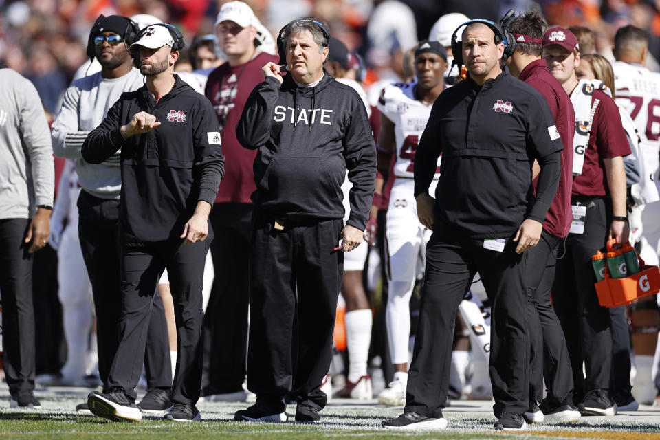 AUBURN, AL - NOVEMBER 13: Mississippi State Bulldogs head coach Mike Leach (center) looks on alongside defensive coordinator Zach Arnett (right) during a game against the Auburn Tigers on Nov. 13, 2021 at Jordan-Hare Stadium in Auburn, Alabama. (Photo by Joe Robbins/Icon Sportswire via Getty Images)