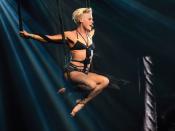 Besser kann das auch Helene Fischer nicht: Pink ließ sich auf ihrer "The Truth About Love"-Tournee hängen ...