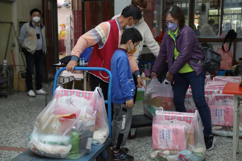 溪口鄉公所、天臺殿寒冬送暖，關懷弱勢鄉親。（記者張翔 攝）