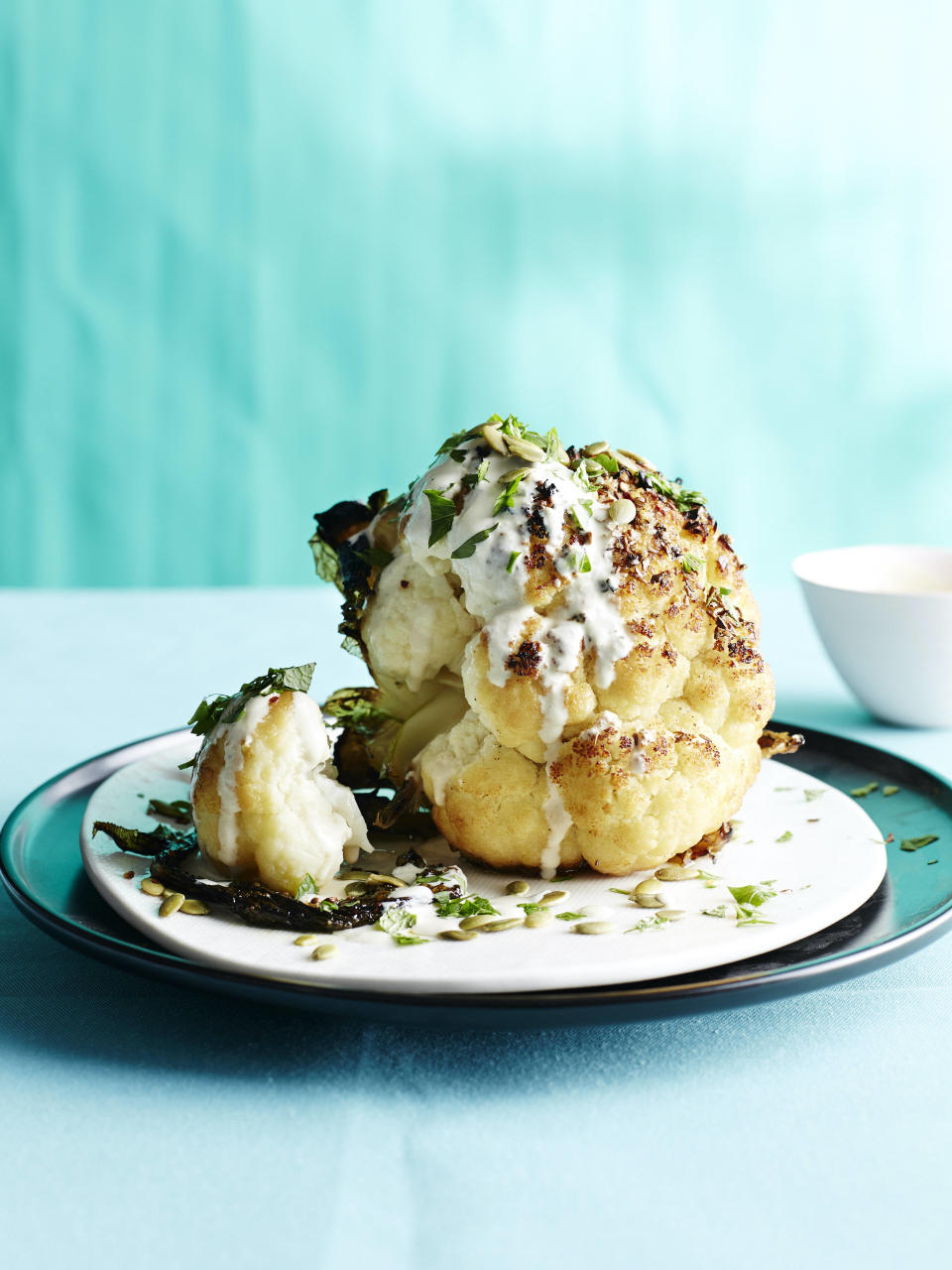 Chou-fleur rôti, sauces yaourt et épices à partager 