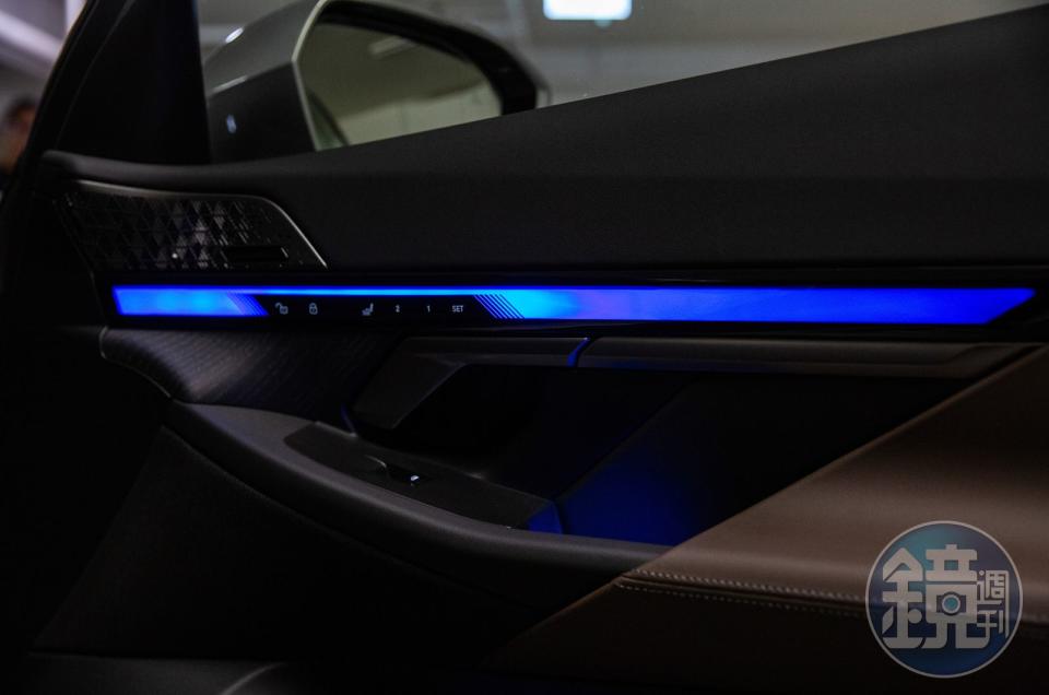 可變化多種色澤的BMW座艙環繞光幕。