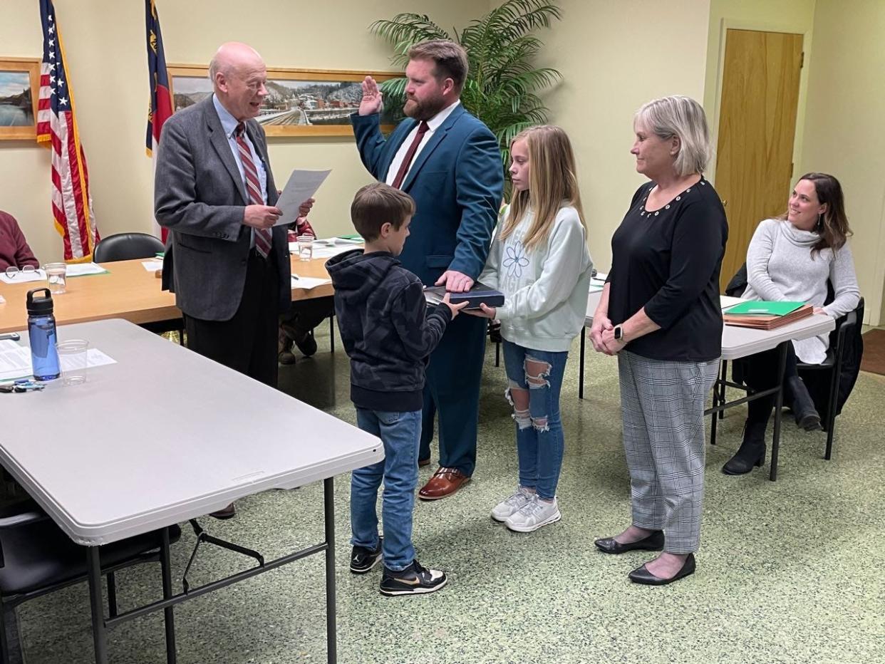 Judge Larry Leake swears in Marshall Mayor Aaron Haynie while Haynie's family looks on during the Marshall Town Board of Aldermen's Dec. 18 meeting.