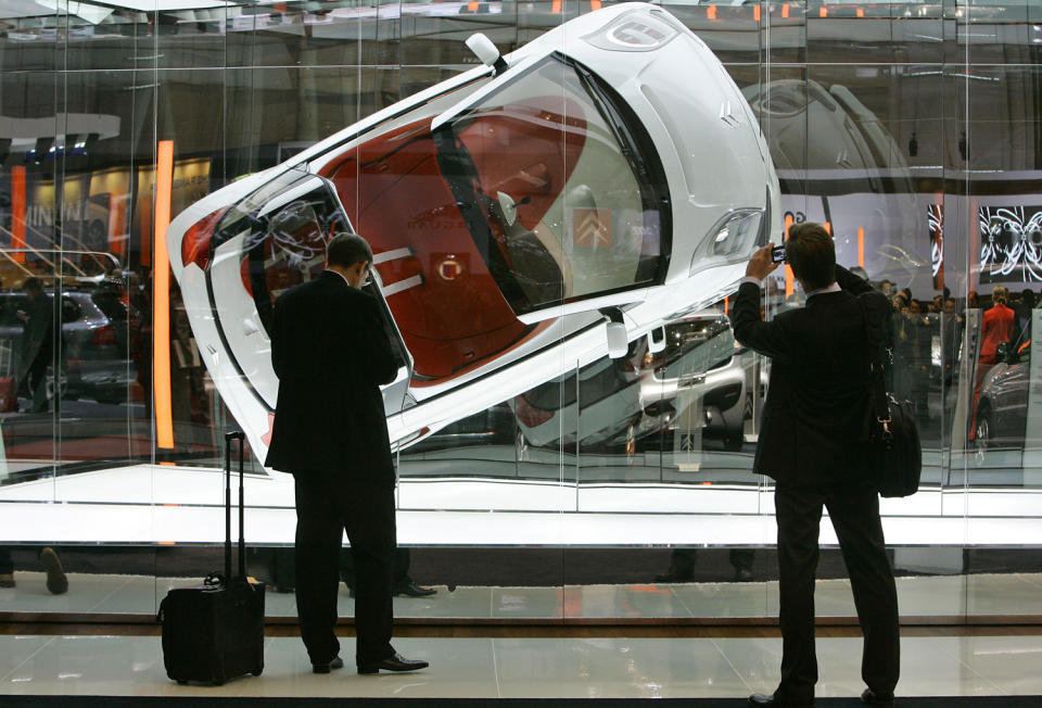 <p>Visitantes observan el C-AirPlay, un prototipo de coche urbano de Citroën en la edición 76 del Salón Internacional del Automóvil de Ginebra, Suiza, el martes 28 de febrero de 2006. La exposición internacional del automotor se celebró entre el 2 y el 12 de marzo (AP Photo / Anja Niedringhaus). </p>