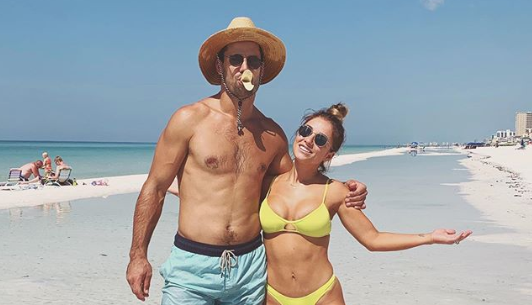 Eric and Jessie James Decker take a moment away from their three children for a couple photo on the beach. (Photo: Instagram)