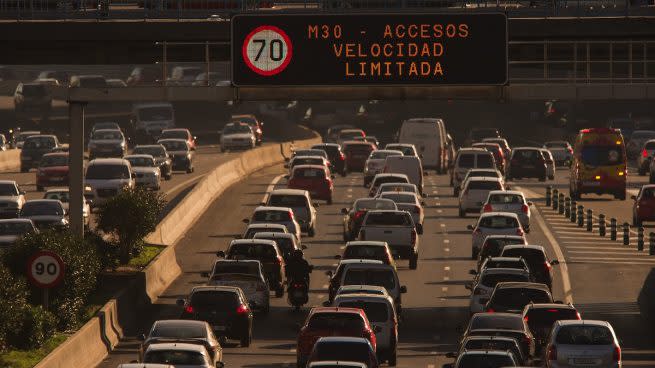 Un nuevo estudio revela que los contaminantes del aire y el tráfico alteran nuestra presión arterial. (Foto: Getty)