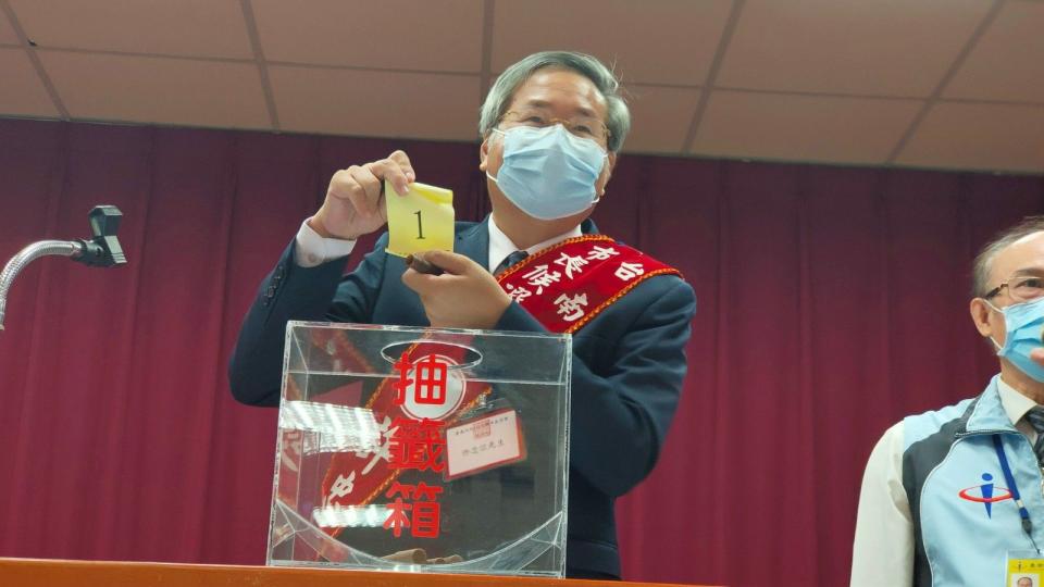 無黨籍台南市長候選人許忠信抽中1號，喊出「一馬當先「。（記者林雪娟攝）