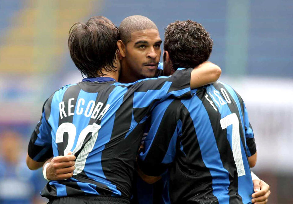 Adriano celebra un gol frente al Treviso por la Serie A en 2005 junto al uruguayo Álvaro Recoba y el portugués Luis Figo (Foto New Press/Getty Images).