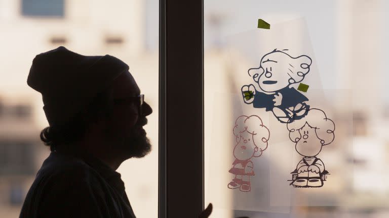 El dibujante Liniers, casi desde la sombra, expresa su admiración por los personajes creados por Quino