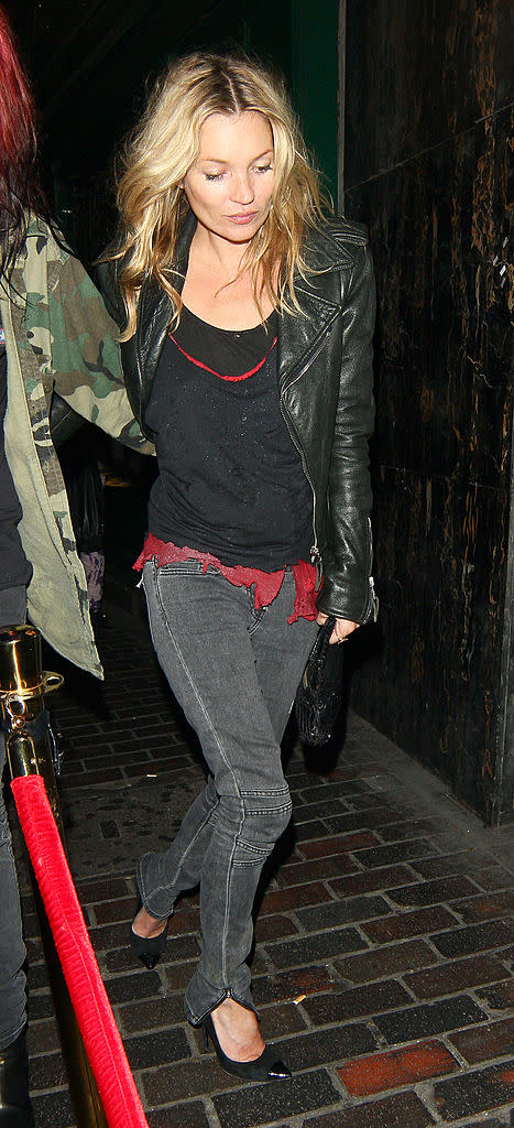 C’est Kate Moss qui a lancé la tendance du jean slim, au milieu des années 2000. Un vêtement qu’elle a tendance à beaucoup, beaucoup porter. Et il y a une raison à cela, comme elle l’a expliqué à <em>Vanity Fair</em>. "Pourquoi je mets juste des jeans noirs ou gris ? Si je change de look chaque jour, les paparazzi vont continuer à vouloir shooter le look suivant. Encore et encore. Alors que si je porte toujours la même chose, ils vont finir par se lasser et me laisser tranquille". ©Getty Images