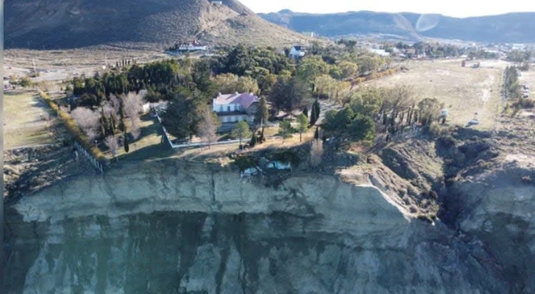 A pocos metros del Chalet Huergo (foto), está ubicada la Playa de Tanques, un predio desde donde salen camiones con combustible a diferentes puntos del país