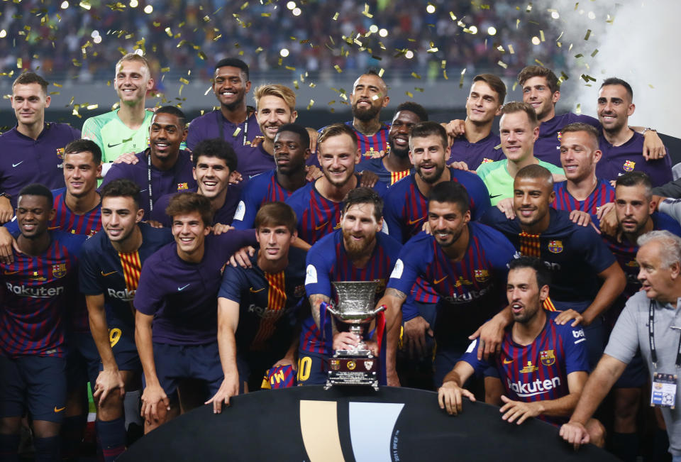 Los jugadores del Barcelona posan con el trodeo de campeones de la Supercopa de España tras derrotar al Sevilla por 2-1, el 12 de agosto de 2018 en Tánger, Marruecos. (AP Foto/Mosa'ab Elshamy)