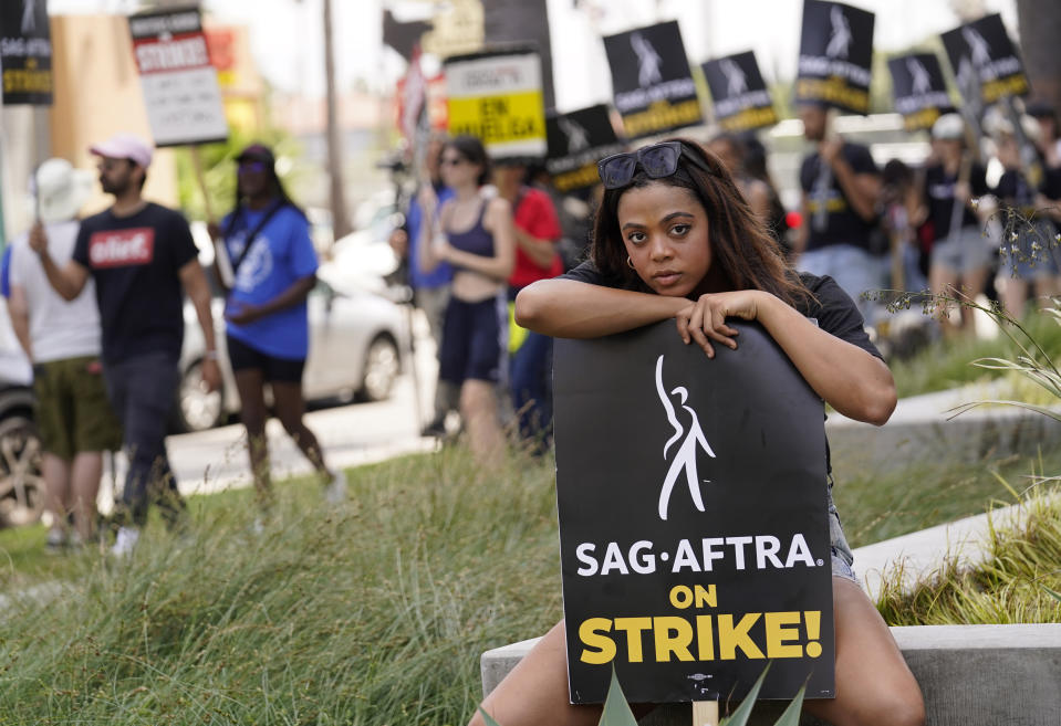 La actriz Amari Dejoie posa para un retrato cerca de un mitin del sindicato de actores SAG-AFTRA y el sindicato de guionistas WGA frente a Netflix, el viernes 21 de julio de 2023 en Los Angeles. (Foto AP/Chris Pizzello)