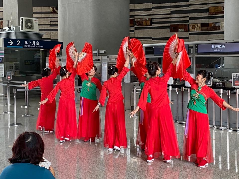 《圖說》客家媽咪們用精彩的舞蹈，帶給高鐵旅客驚喜與感動。（圖／高鐵新竹站提供）