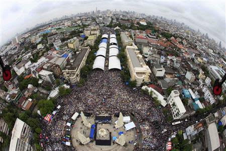 A general view of anti-government protesters gathering to demonstrate against the government-backed amnesty bill at the Democracy monument in central Bangkok November 24, 2013. REUTERS/Taweechai Jaowattana